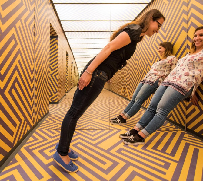 Obiskovalke v muzeju iluzij.